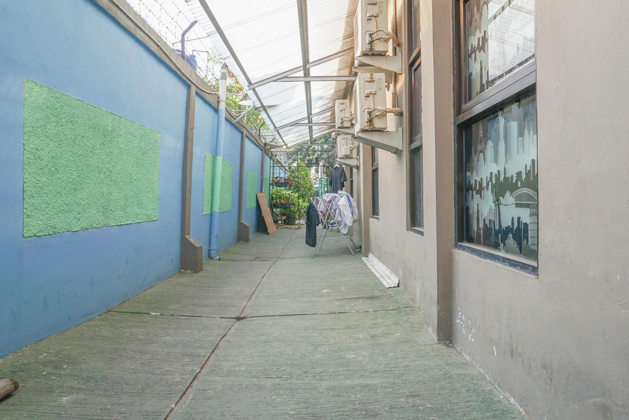 Reddoorz Near Kemang Square Hotel Jakarta Exterior photo