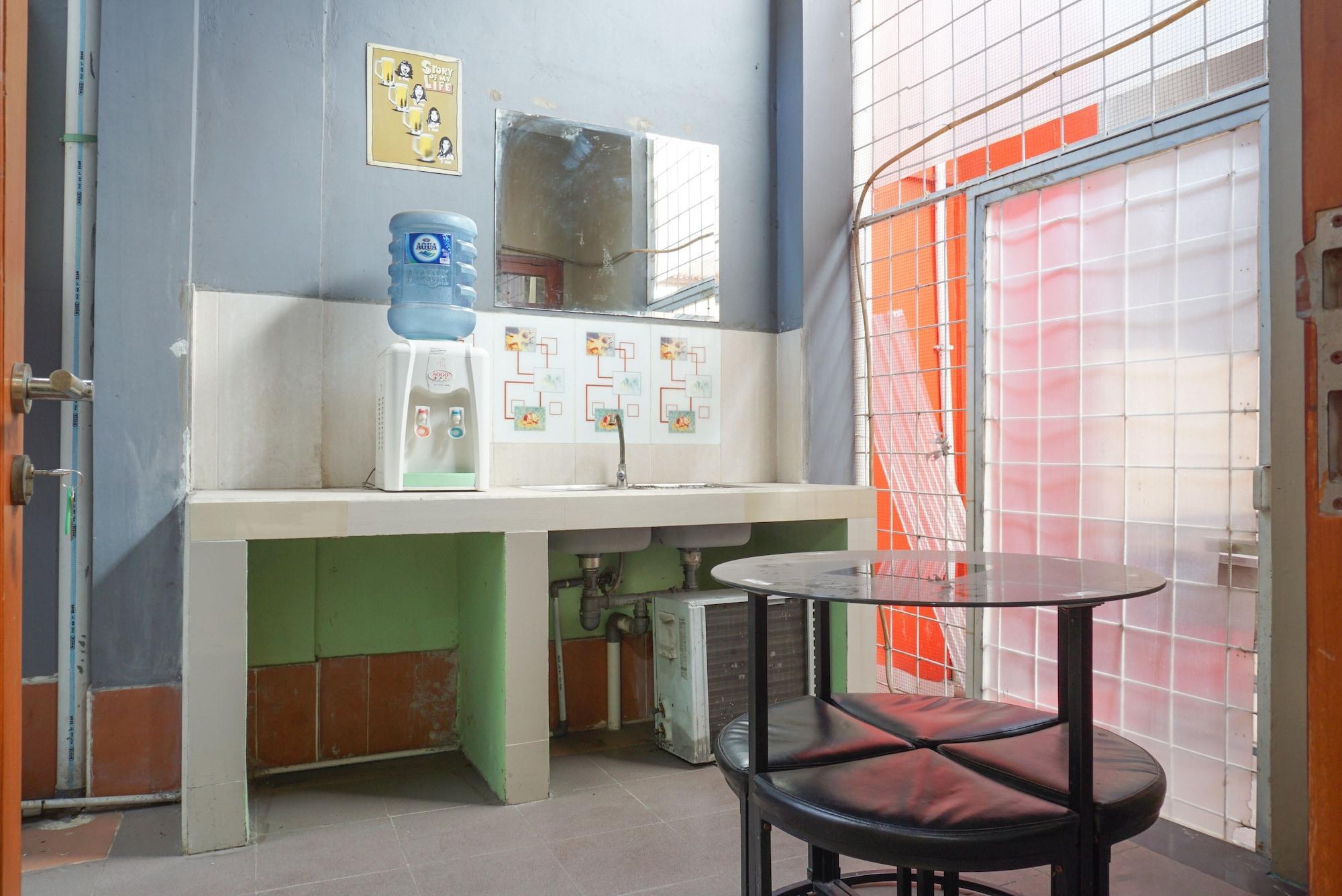 Reddoorz Near Kemang Square Hotel Jakarta Exterior photo