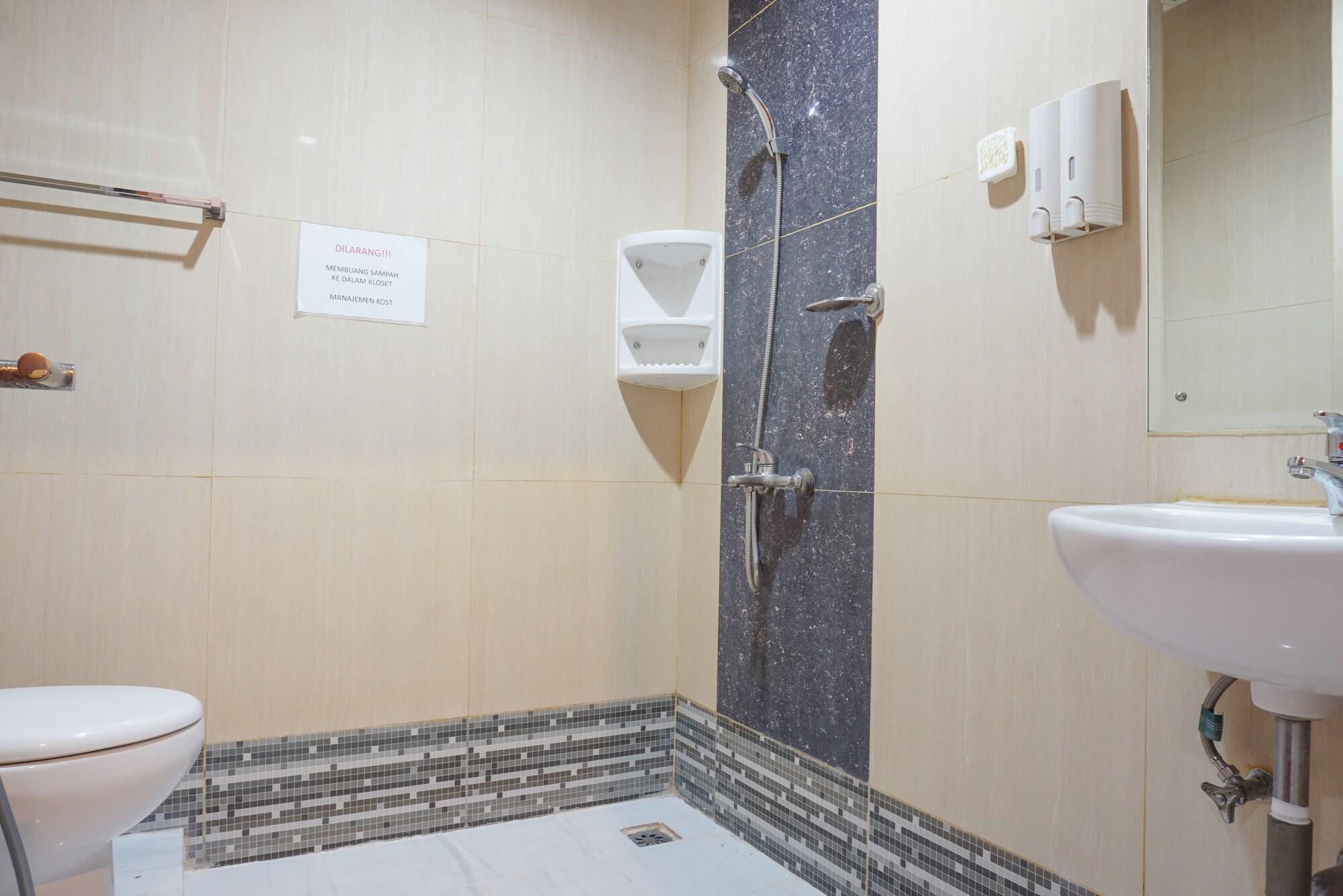 Reddoorz Near Kemang Square Hotel Jakarta Exterior photo