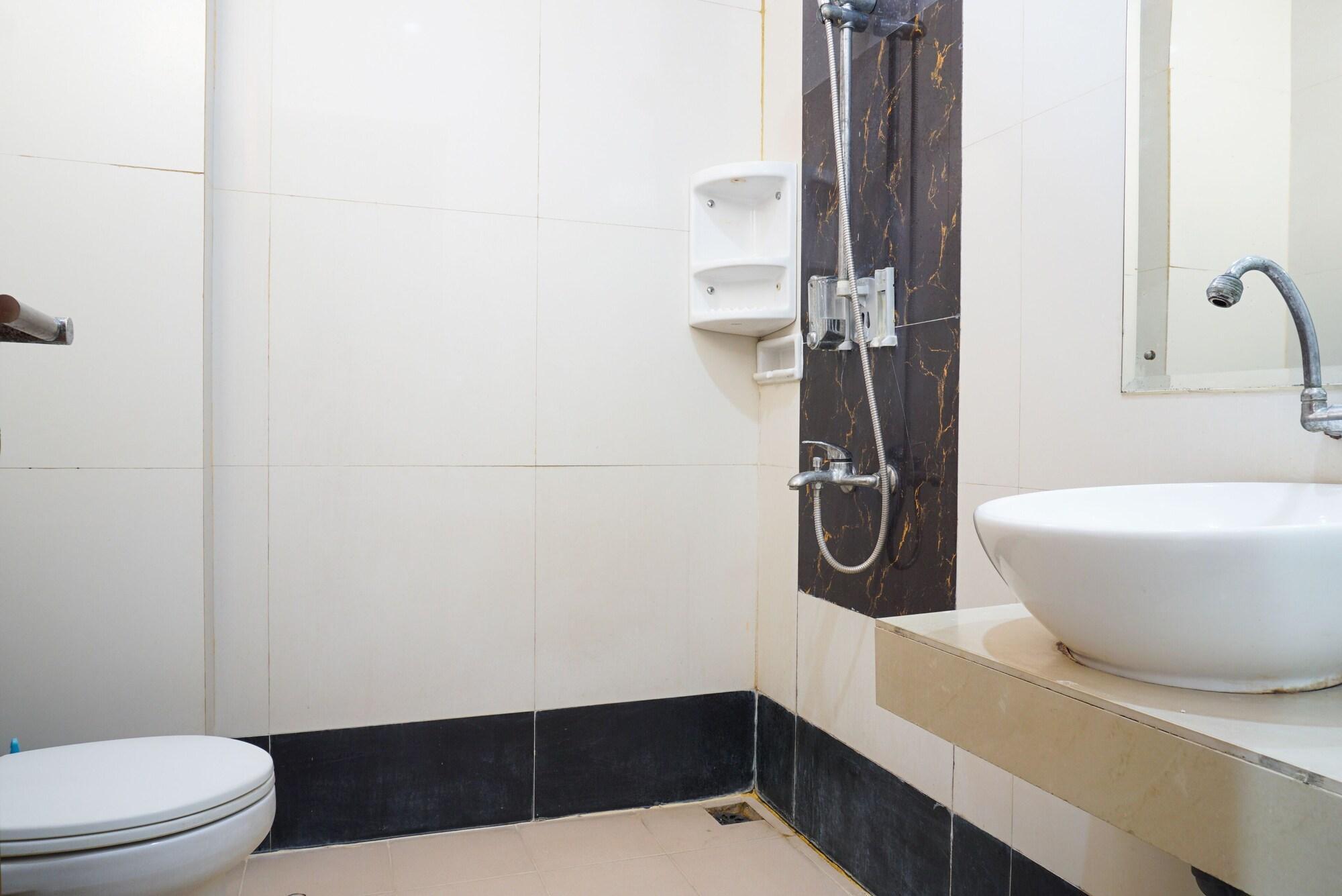 Reddoorz Near Kemang Square Hotel Jakarta Exterior photo