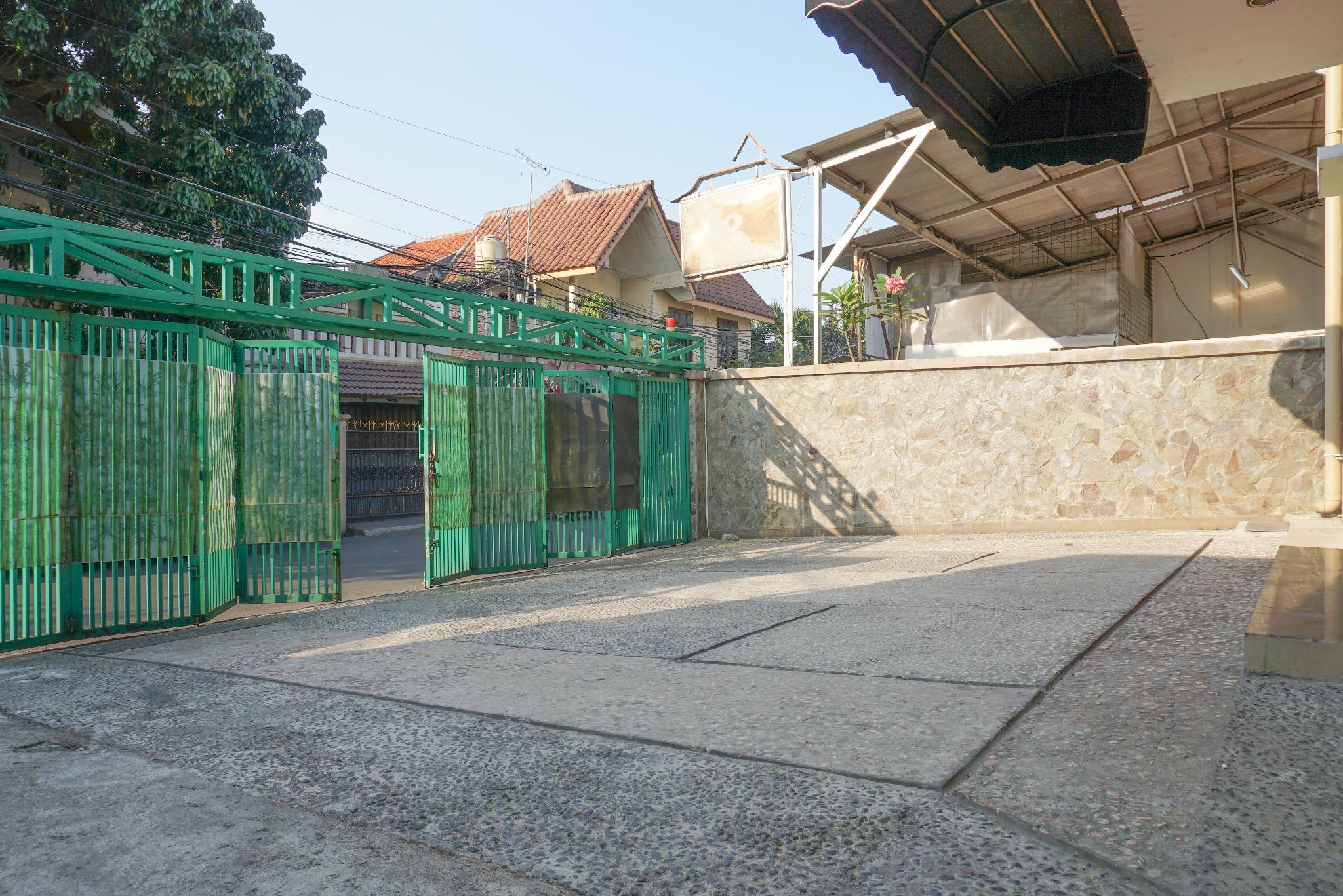 Reddoorz Near Kemang Square Hotel Jakarta Exterior photo